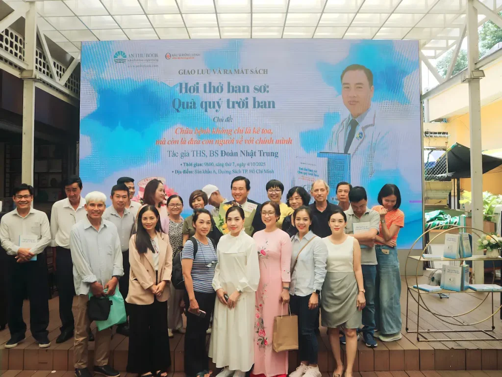 ThS.BS Đoàn Nhật Trung cùng độc giả tại buổi giao lưu và ra mắt sách “Hơi Thở Ban Sơ – Quà Quý Trời Ban”